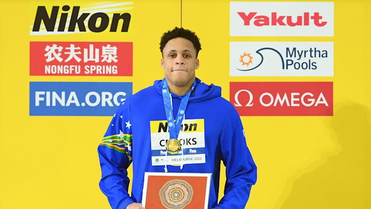 Jordan Crooks with his 50m freestyle gold medal at the 2022 World Short Course Championships