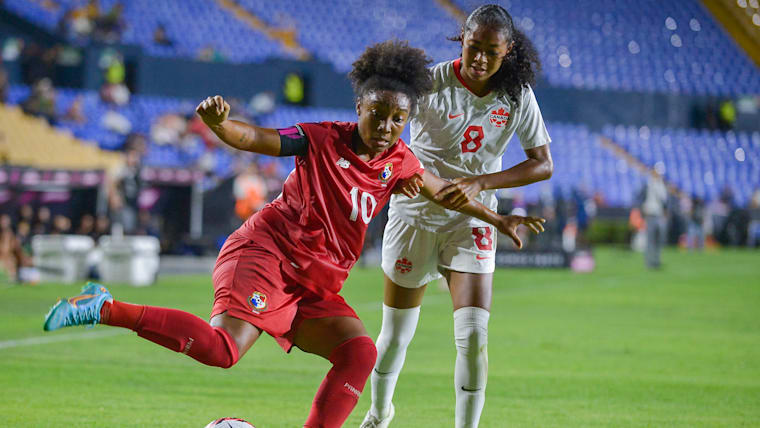 Jayde Riviere de Canadá lucha por el balón con Marta Cox de Panamá durante el partido entre Panamá y Canadá como parte del Campeonato W de Concacaf 2022 (Foto de Azael Rodríguez/Getty Images).
