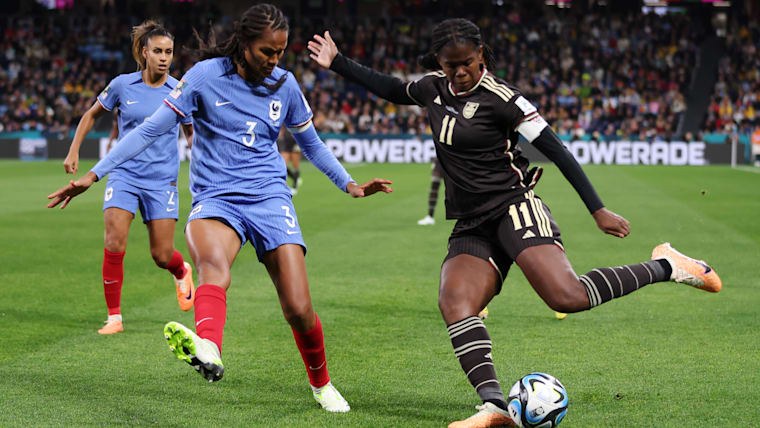 Duel Wendie Renard - Khadija Shaw pendant France-Jamaïque