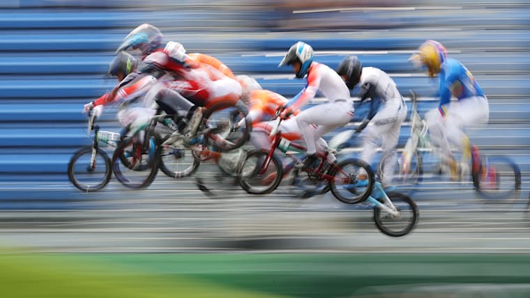 Les participants à une demi-finale de BMX Racing aux Jeux Olympiques de Tokyo 2020