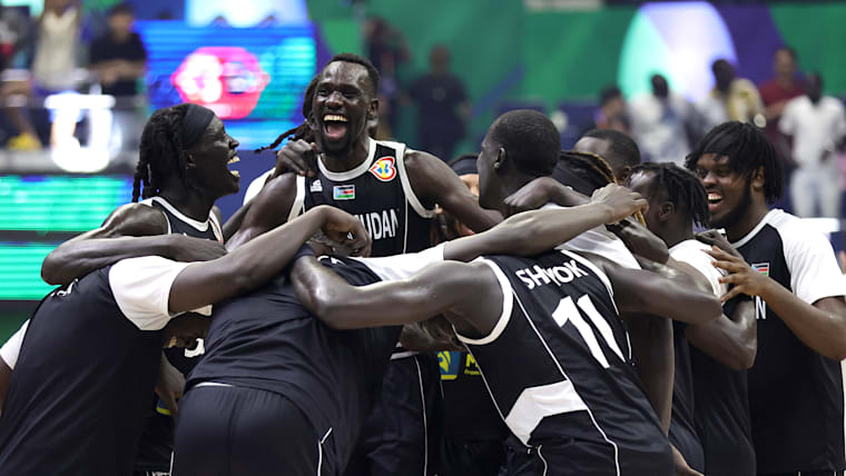 South Sudan celebrate their win over the Angola which secured qualification for Paris 2024