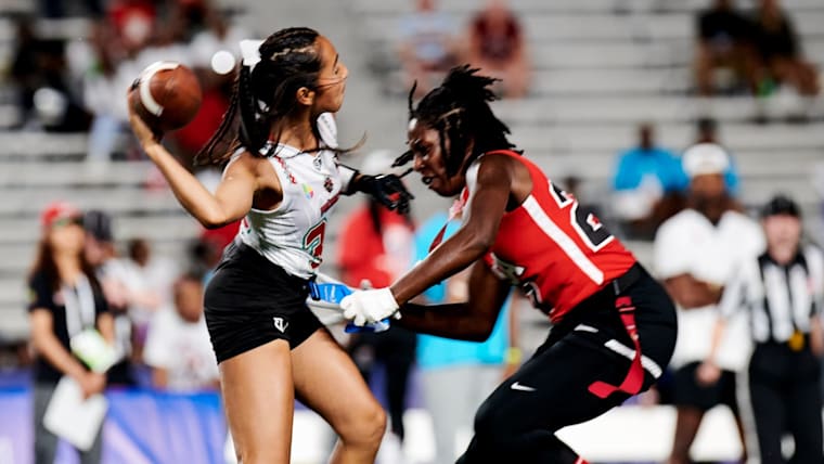 Mexico (white) play USA in the 2022 World Games women's flag football final