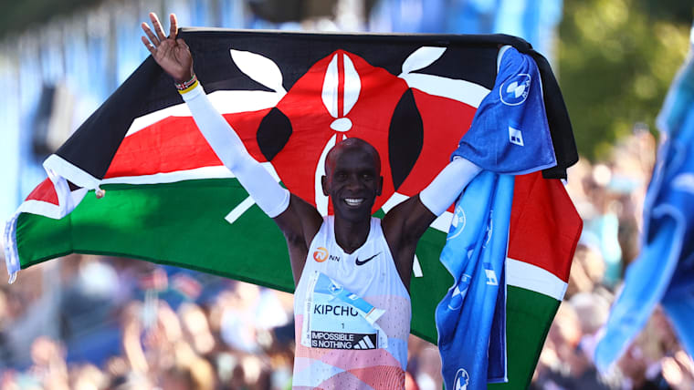 Maratona de Berlim 2023: Eliud Kipchoge é pentacampeão; Tigst Assefa quebra recorde mundial feminino