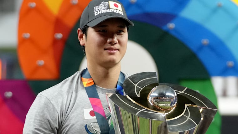 Ohtani with WBC trophy