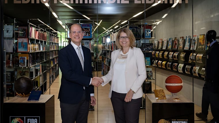 Le secrétaire général de la FIBA, Andreas Zagklis, et la directrice du Centre d'études olympiques, Maria Bogner, ont assisté à la réunion.

