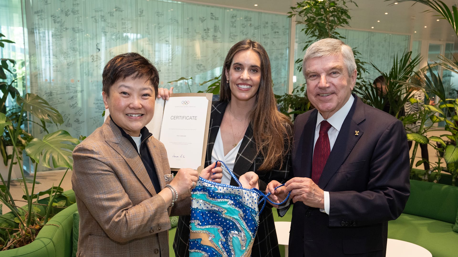 Lausanne | Switzerland

IOC President Thomas Bach poses for a photo with Olympic athlete from Spain in Artistic Swimming while receiving a donation to the olympic museum  

Photograph: IOC/Greg Martin