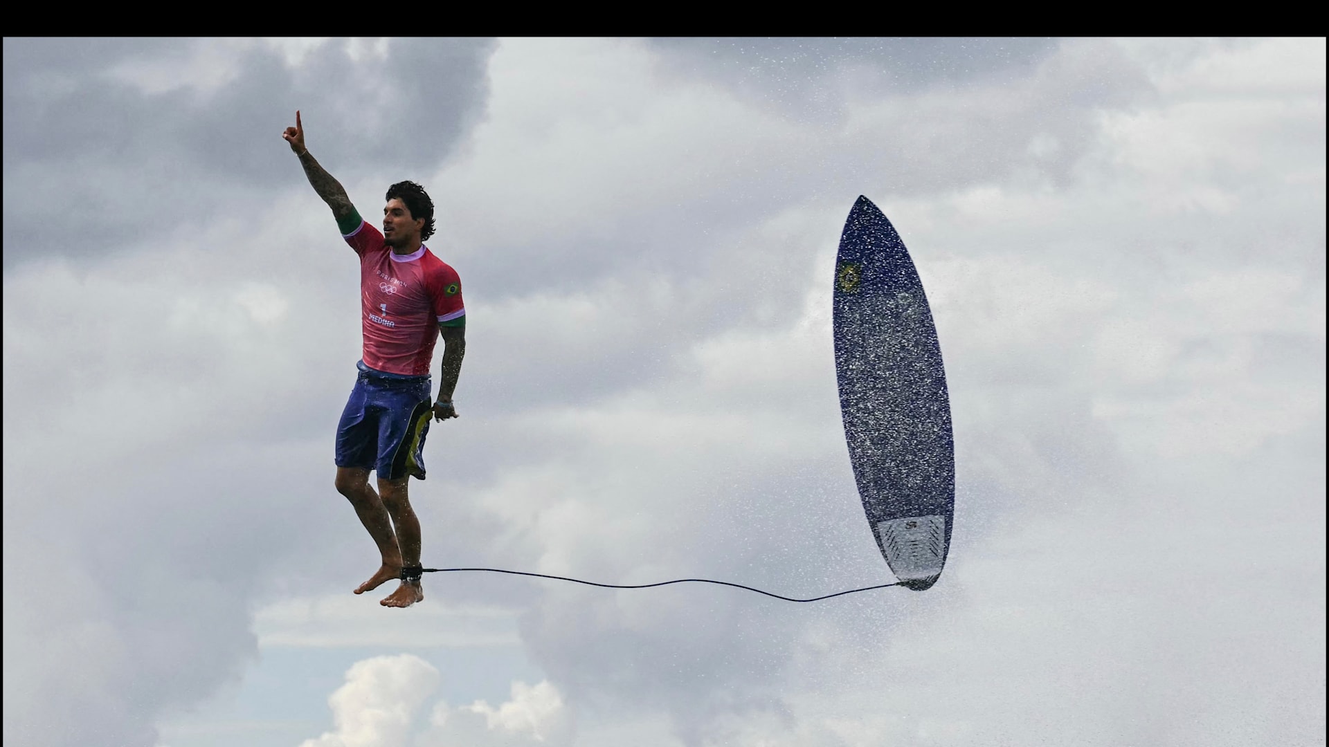 Brazil's Gabriel Medina reacts after getting a large wave in the 5th heat of the men's surfing round 3, during the Paris 2024 Olympic Games, in Teahupo'o, on the French Polynesian Island of Tahiti, on July 29, 2024. (Photo by Jerome BROUILLET / AFP) / ALTERNATE CROP