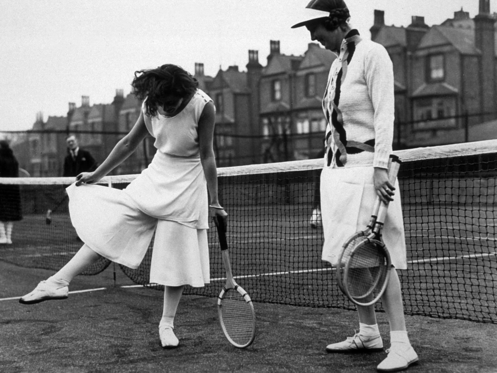 La joueuse de tennis espagnole Lilí Álvarez montre sa jupe-culotte Schiaparelli lors du championnat de North London à Highbury – 1931