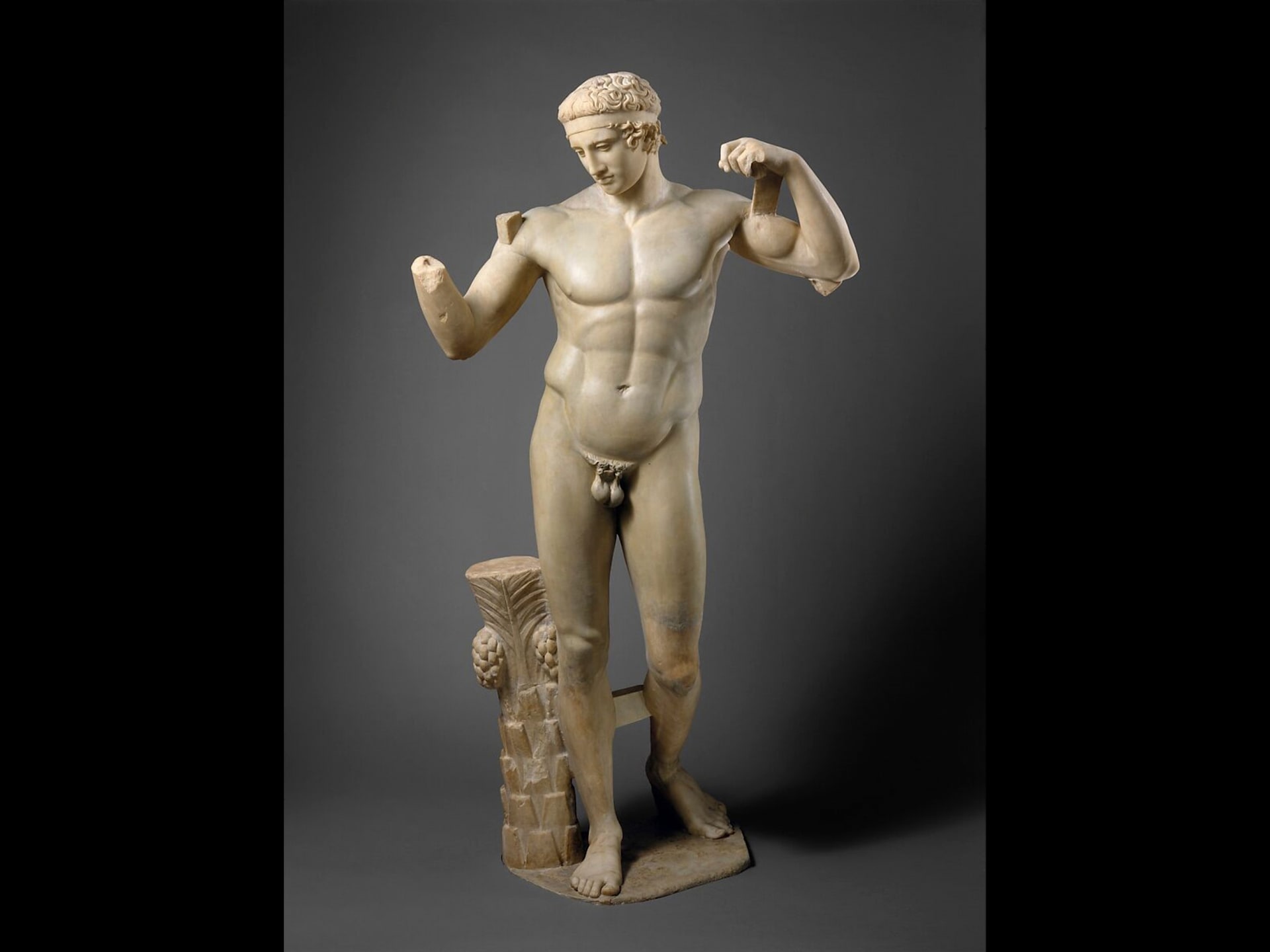 Fragments d'une statue en marbre de Diadoumenos (jeune homme se nouant un filet autour de la tête), copie d'une œuvre attribuée à Polykleitos, début de la période impériale, Flavien, vers 69-96 de notre ère