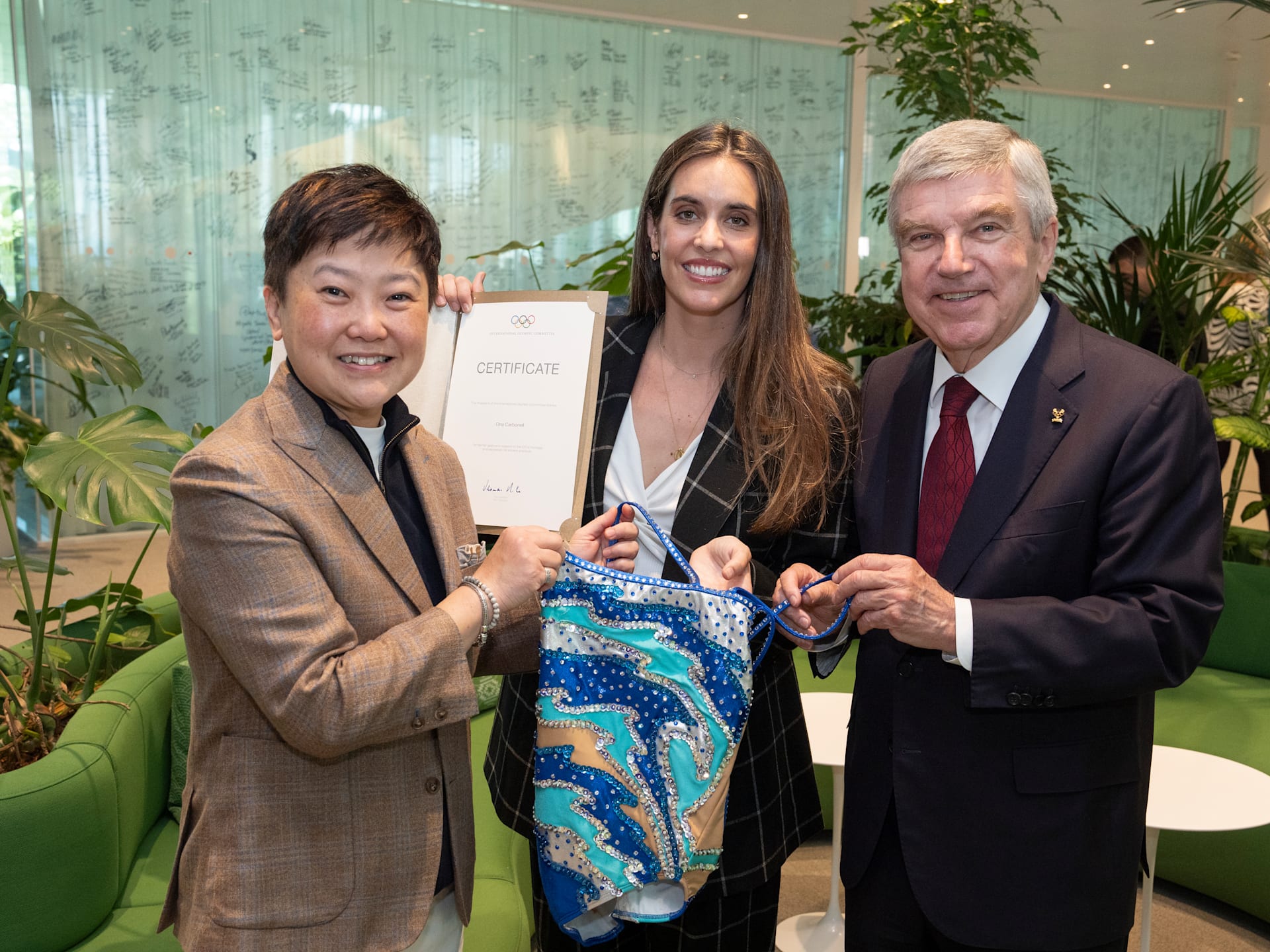 Lausanne | Switzerland

IOC President Thomas Bach poses for a photo with Olympic athlete from Spain in Artistic Swimming while receiving a donation to the olympic museum  

Photograph: IOC/Greg Martin