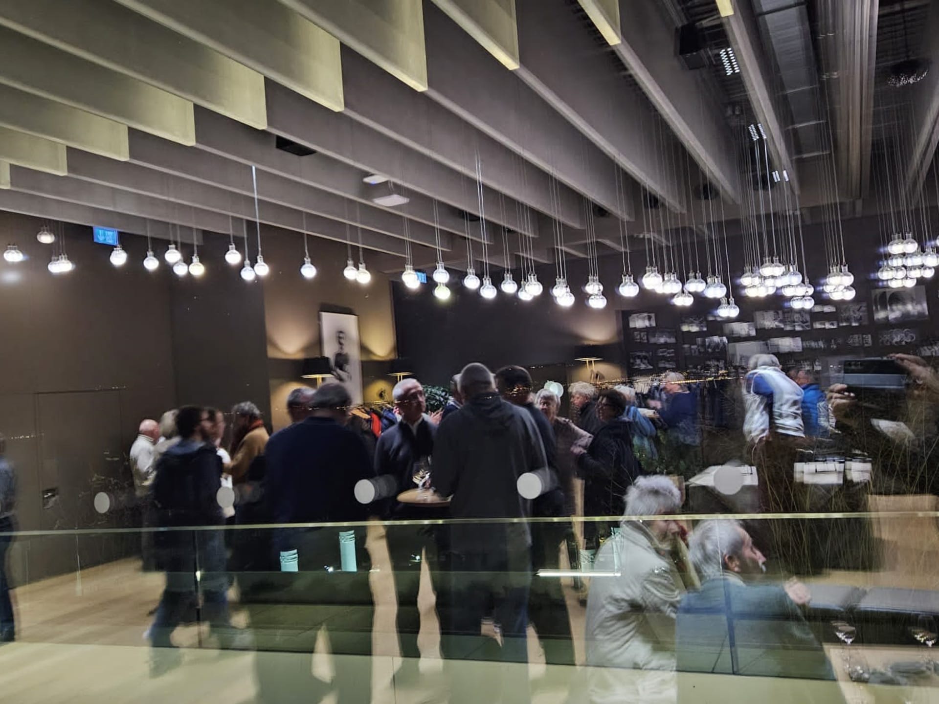 Group of people called ''Les amis du musée'' behind a glass