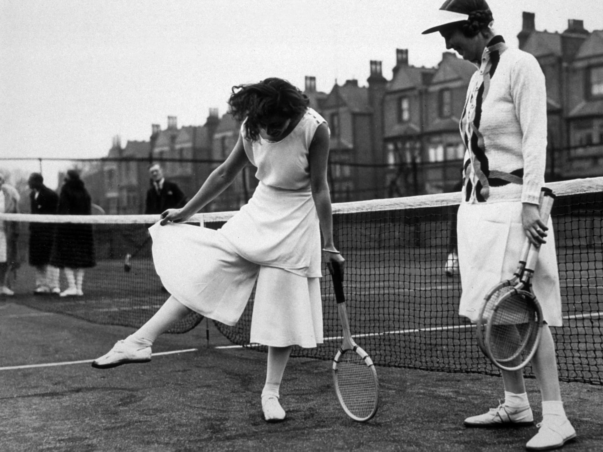 La joueuse de tennis espagnole Lilí Álvarez montre sa jupe-culotte Schiaparelli lors du championnat de North London à Highbury – 1931