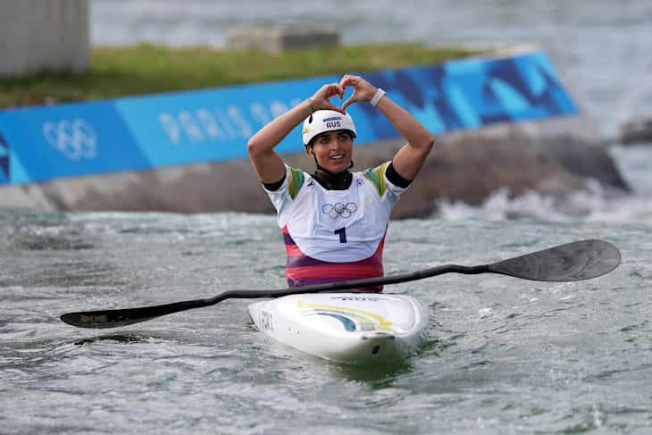 澳大利亚选手杰西卡·福克斯在赢得女子皮划艇激流回旋个人决赛后向镜头比心