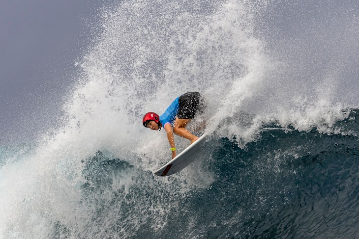 Yang Siki (CHN) cracks a lip with authority in her Round 2 heat 