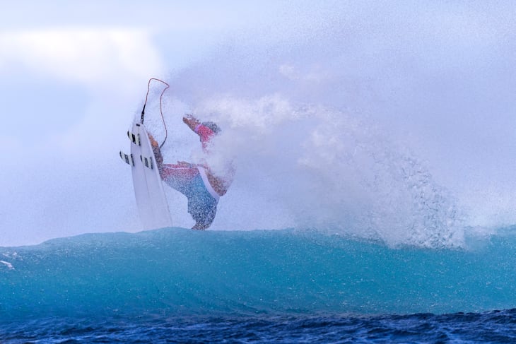 Vaast (FRA) took to the air and the tube to win his Round 2 heat 