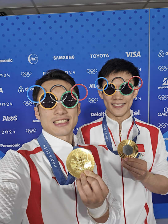 杨昊/练俊杰戴奥林匹克眼镜合影