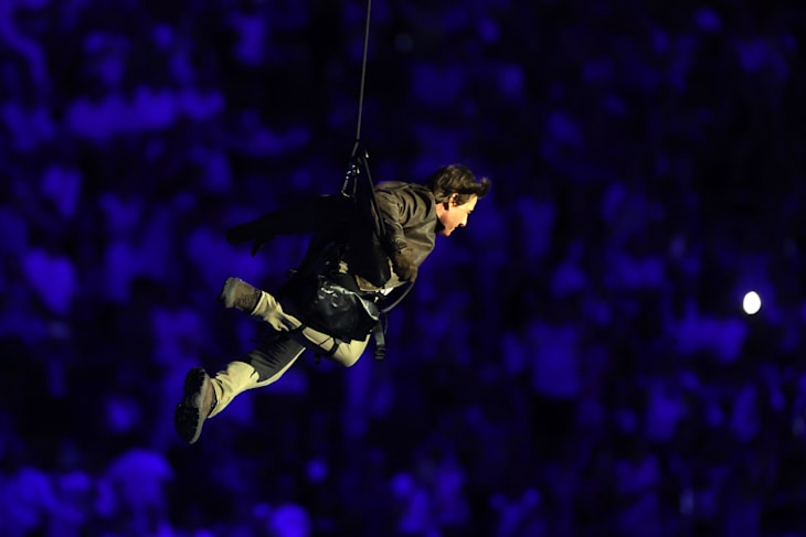 Tom Cruise baja desde el techo del Stade de France