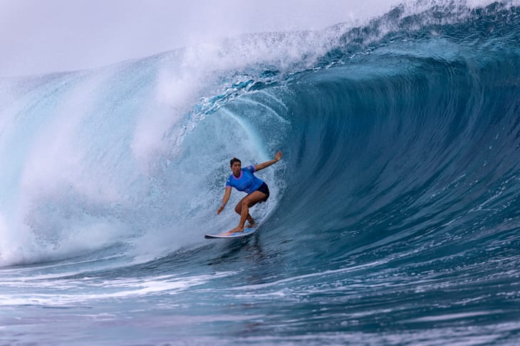 No hands no problem. Brisa Hennessy (CRC) charges her way to a Round 1 win