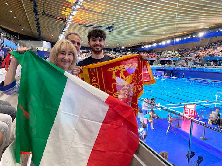 Alessandra, tifosa italiana, con la sua famiglia per la prima partita dell'Italia di pallanuoto maschile a Parigi 2024