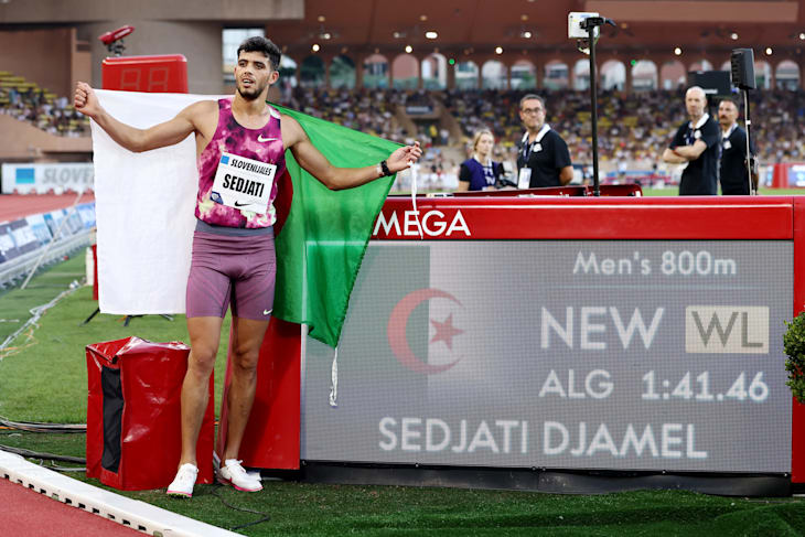 Djamel Sedjati pose devant le chronomètre après avoir battu le record d'Algérie sur 800 m à la Diamond League de Monaco 2024