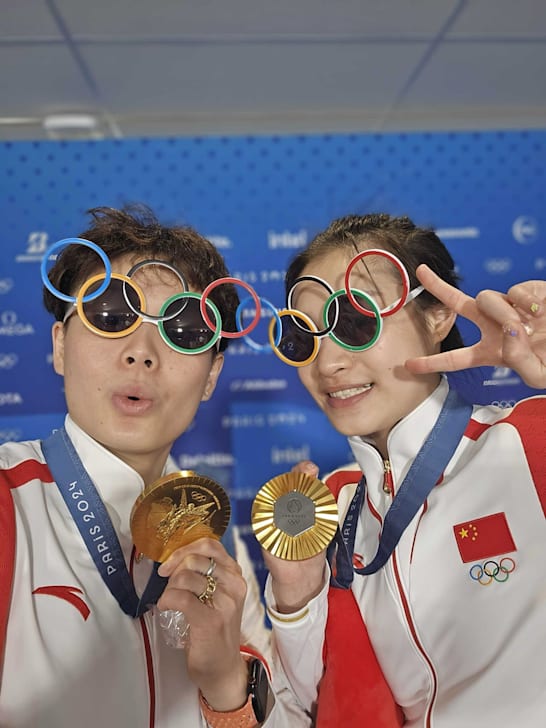 巴黎奥运会女子双人3米跳板金牌得主陈艺文和昌雅妮合影