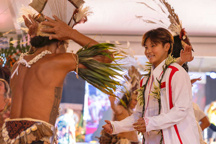 2024 年 7 月 26 日，在法属波利尼西亚，中国冲浪选手杨思琪在 2024 年巴黎奥运会开幕式上与当地演员一起跳舞