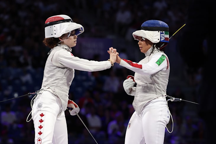 Alice Volpi si congratula con Eleanor Harvey dopo la vittoria della finale per il terzo posto a Parigi 2024