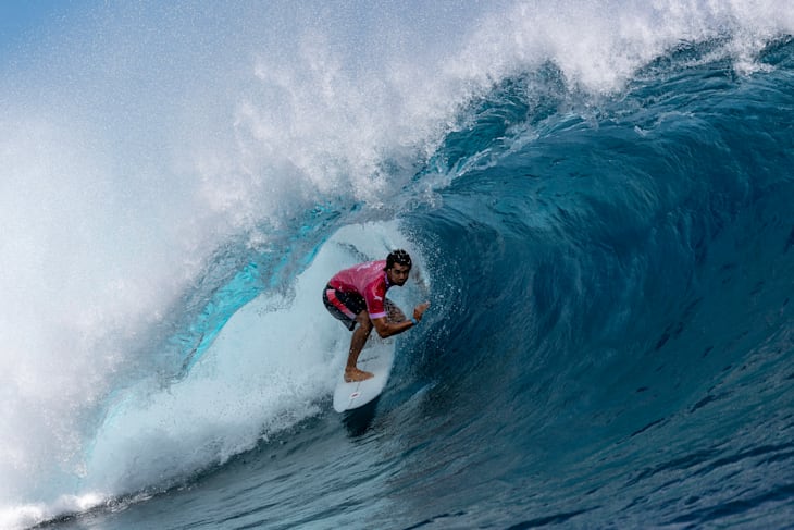 バレルを決めるコナー・オレアリー／7月28日タヒチ島チョープー・パリ2024オリンピック2日目