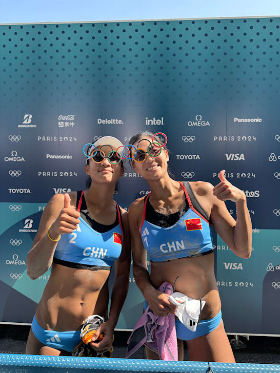 薛晨和夏欣怡佩戴奥林匹克眼镜合影