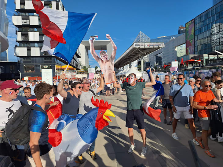 Französische Fans mit Léon-Marchand-Masken versammeln sich vor der Pariser La Défense Arena