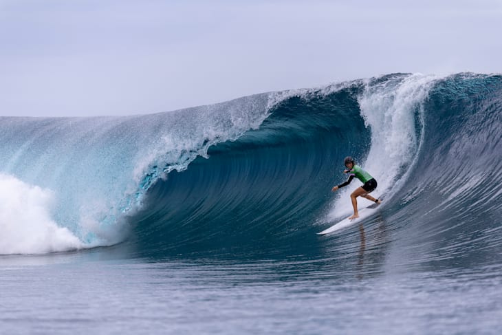 Caitlin Simmers (USA) is in control as she readies for the tube in her Round 1 heat 