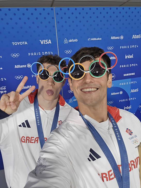 汤姆戴利与威廉姆斯戴奥林匹克眼镜合影