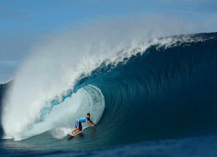 Vaast (FRA) pulls into a heat winning wave in Round 3