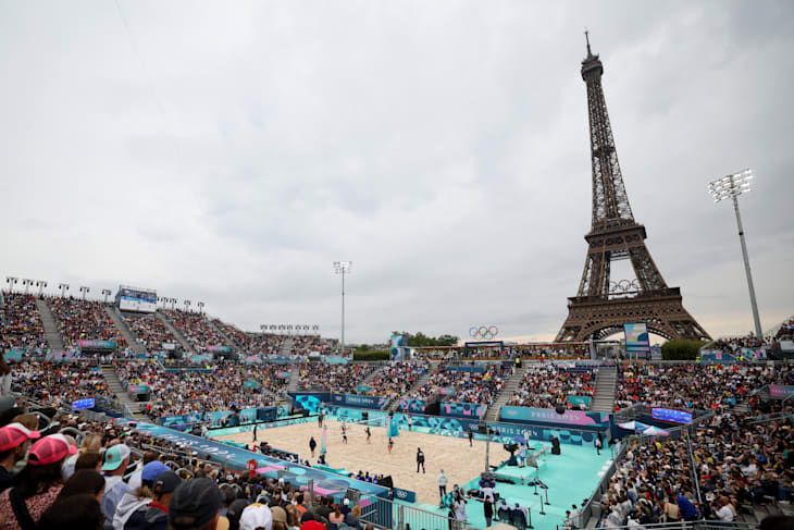 Beachvolleyball mit Blick auf den Eiffelturm