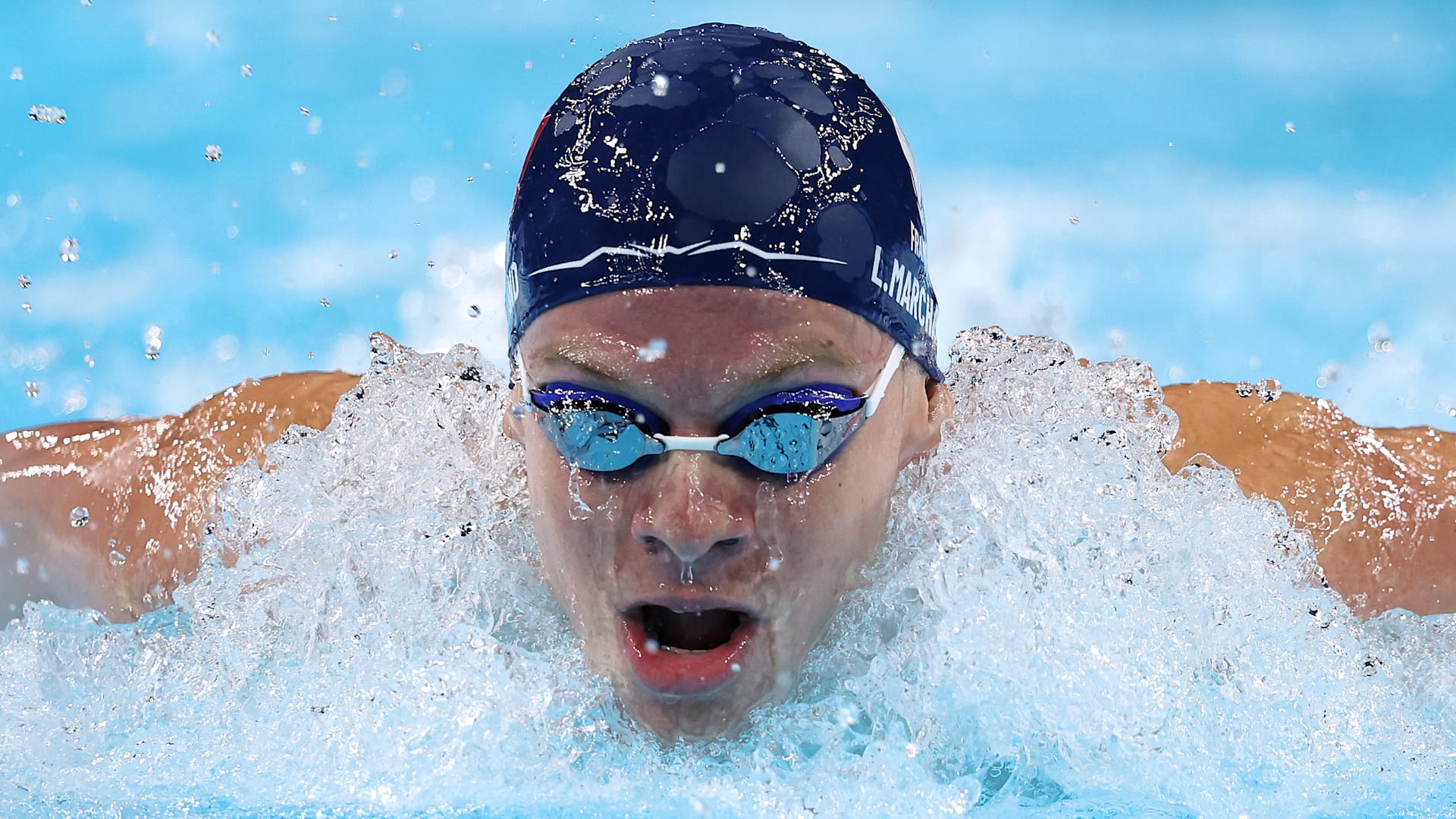2024年巴黎奥运会游泳：法国选手莱昂·马尔尚破奥运纪录夺得男子400米混合泳冠军