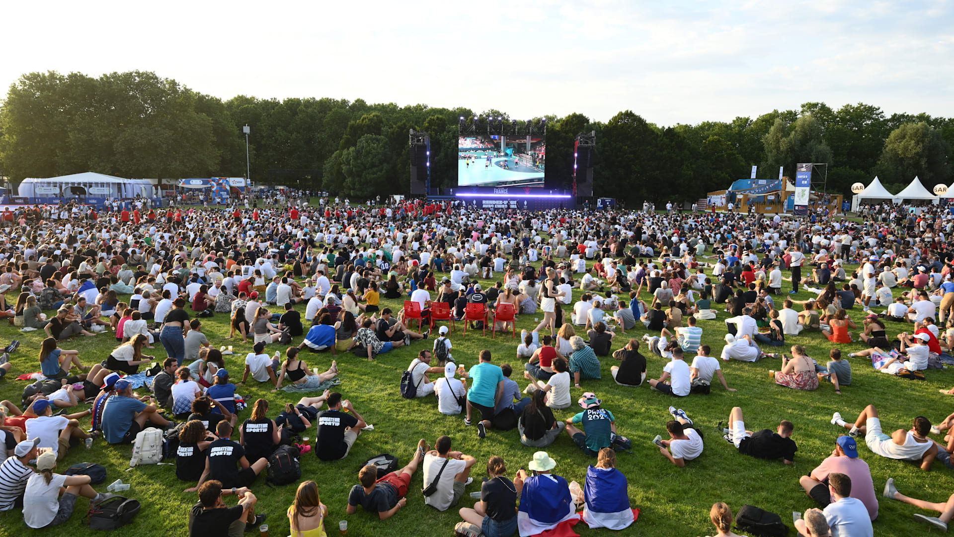 JO de Paris 2024 : leçon d'escrime, pique-nique et Léon Marchand, on vous raconte une soirée passée au Club France 