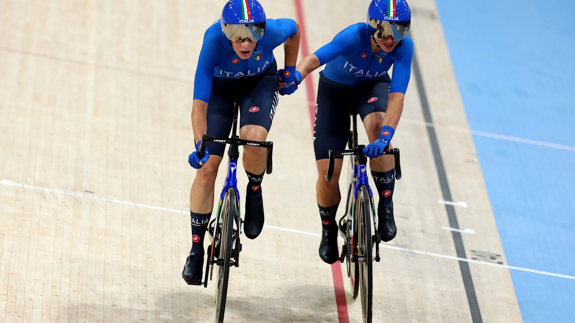 Si tinge d'azzurro il velodromo Olimpico: oro per Consonni e Guazzini nella Madison femminile a Parigi 2024! · Ciclismo su pista