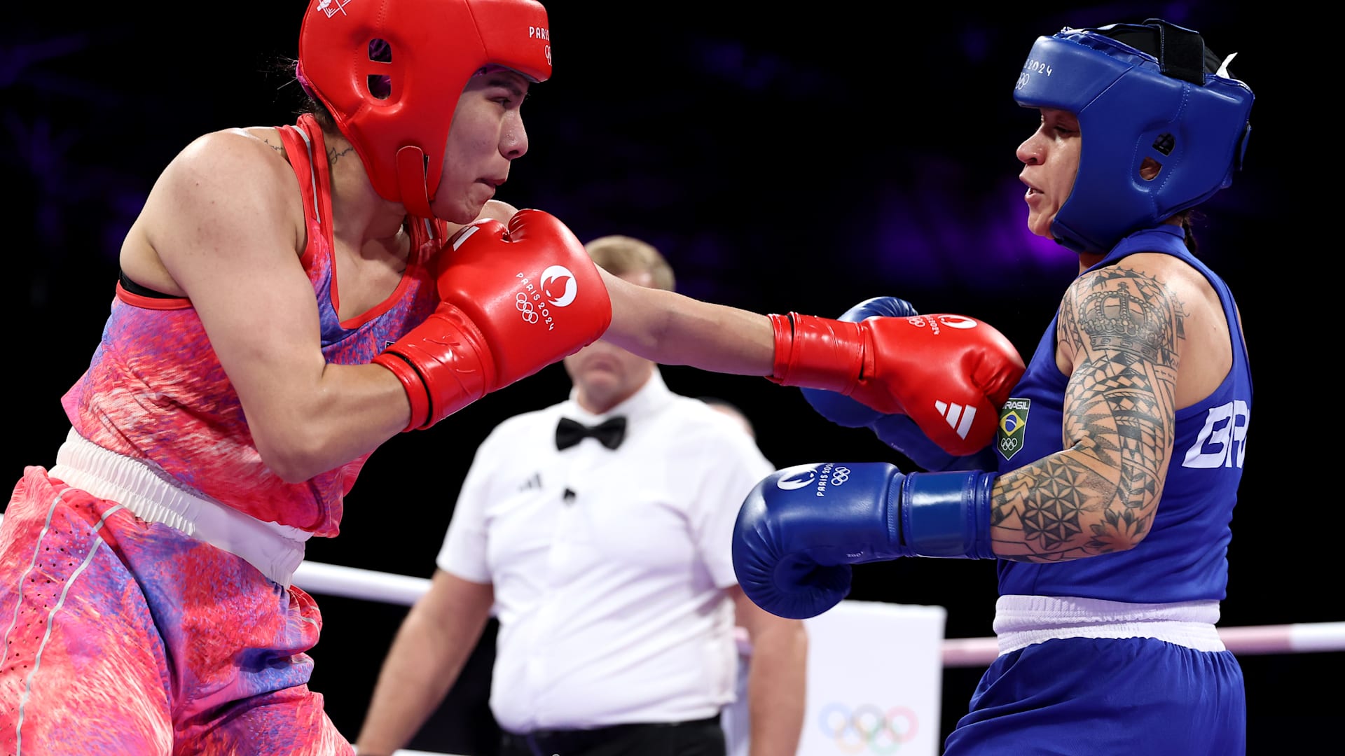Bia Ferreira vence por unanimidade e vai às quartas de final do boxe