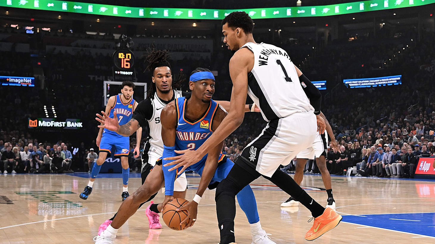Shai Gilgeous-Alexander affronta Victor Wembanyama: le due stelle delle finaliste di Conference
