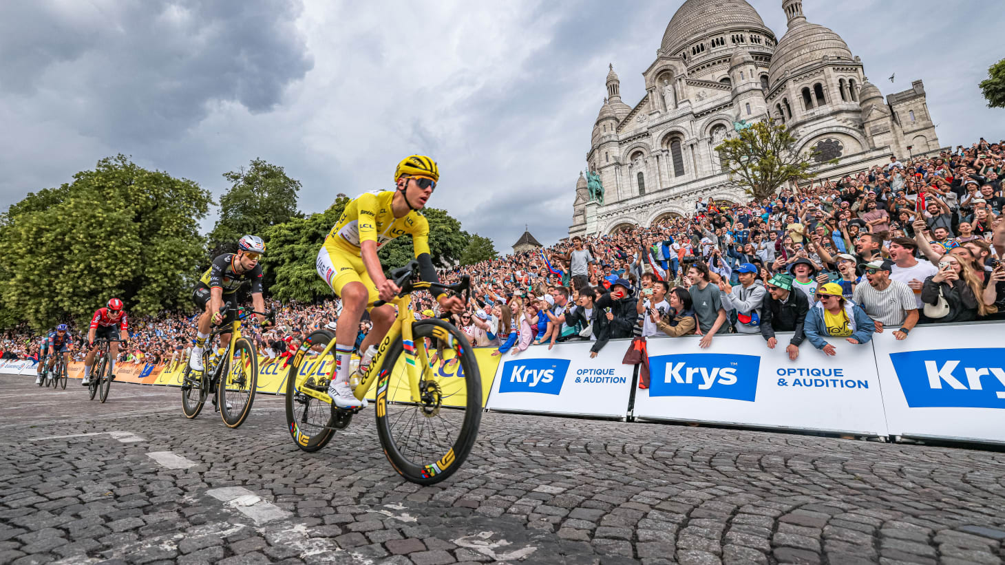 Tadej Pogacar e Wout Van Aert sulla salita di Montmartre durante il Tour de France 2025