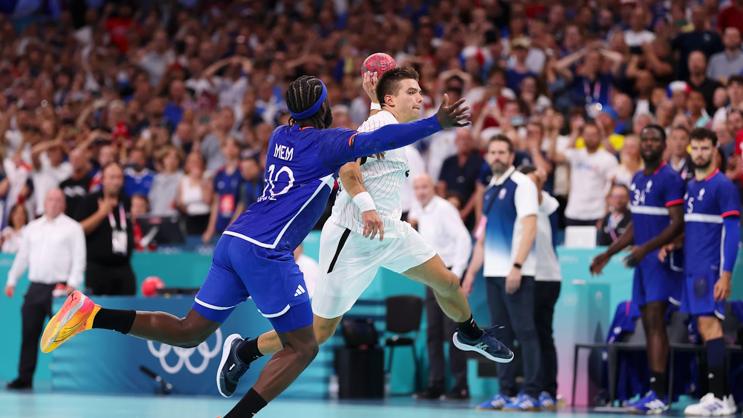 Handball bei Paris 2024: Renars Uscins - der Olympia-Held, der die ...