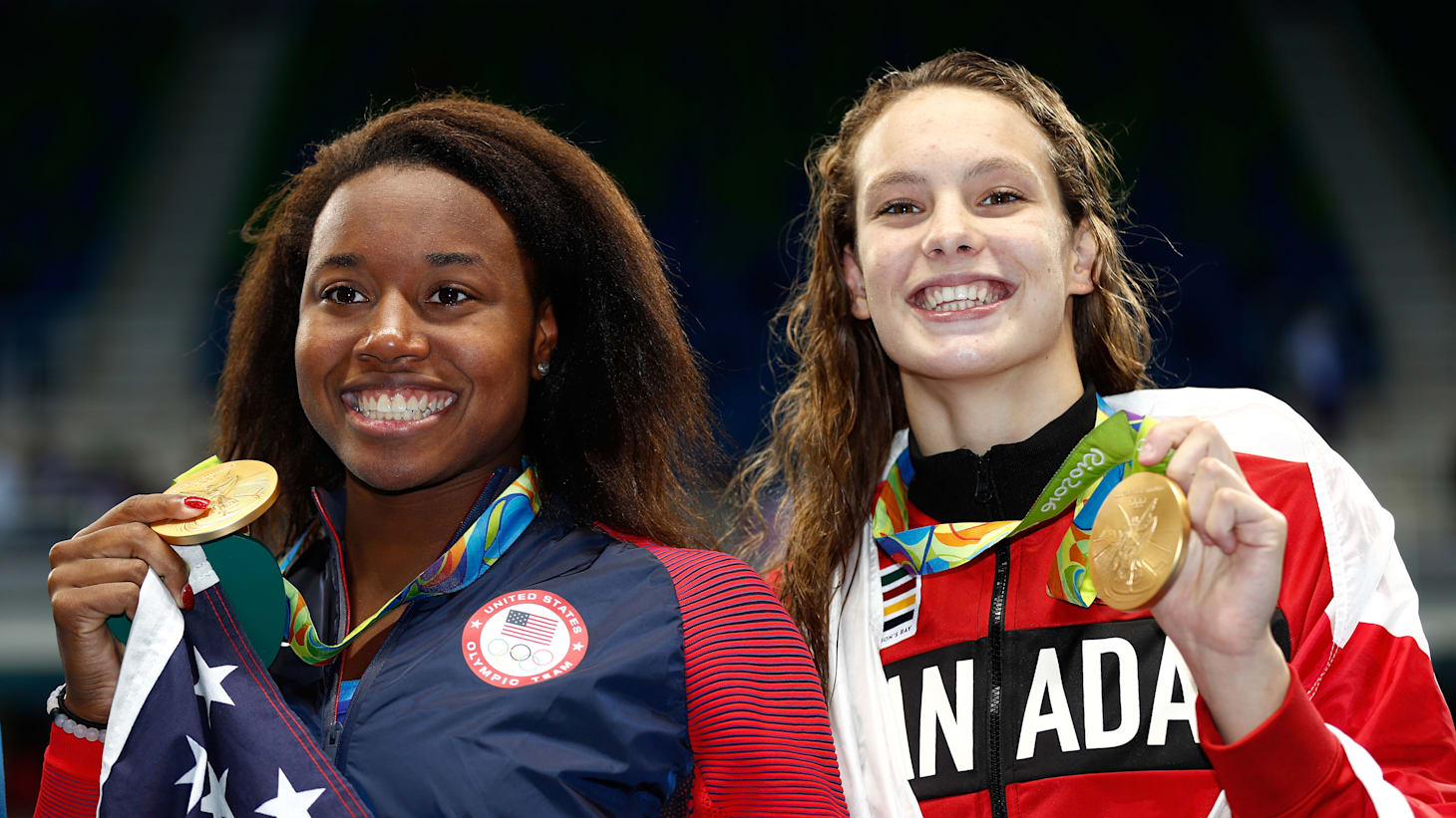  Gold medalist Simone Manuel of the United States (L) and gold medalist Penny Oleksiak of Canada 