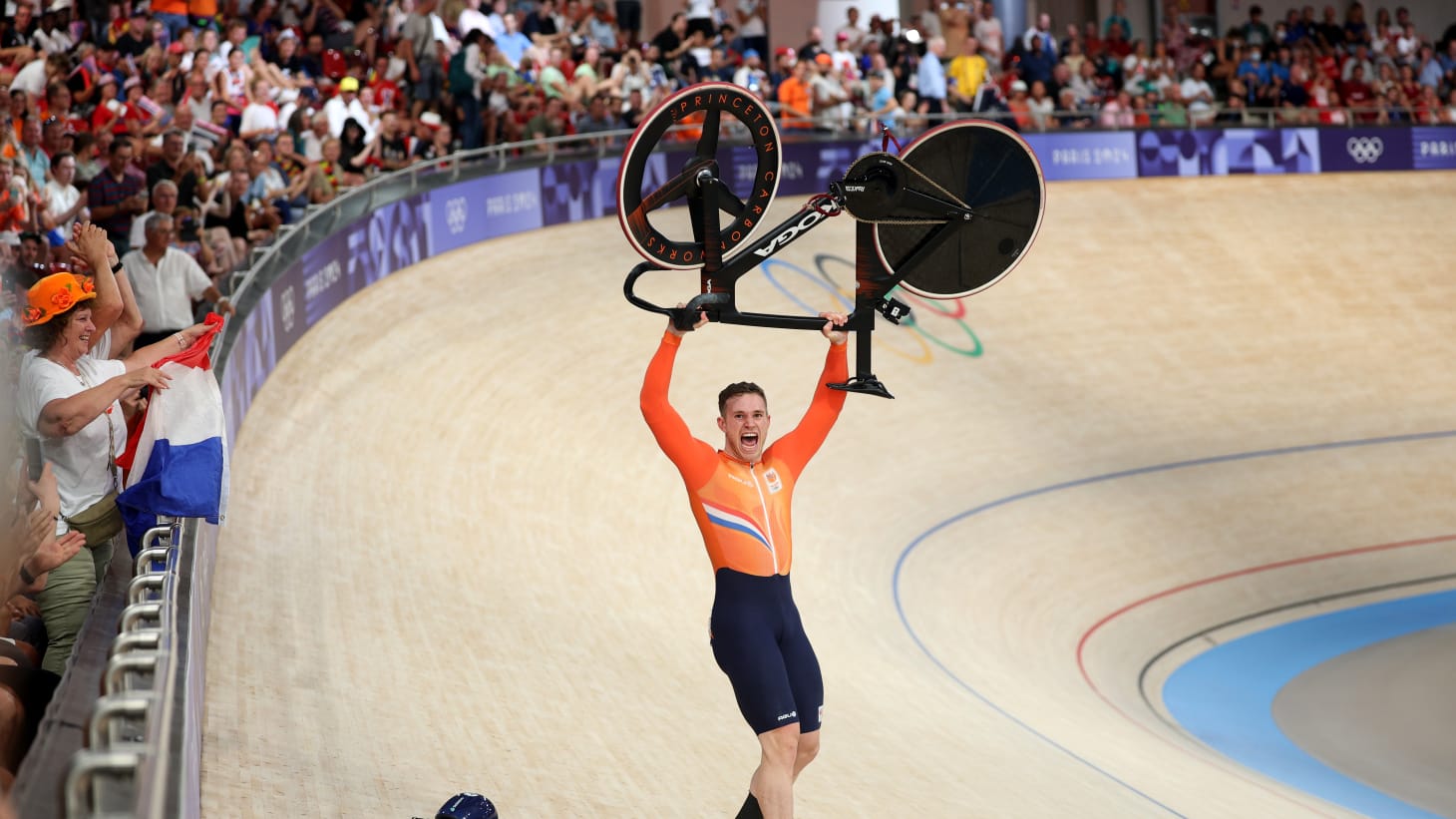 Harrie Lavreysen celebrates in Paris 2024 with his bicycle