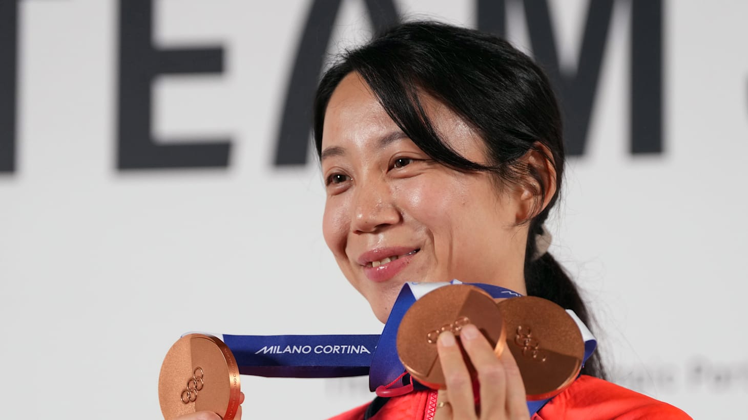 【絶版・エアコキ・18歳以上】OLYMPIA GOLD MEDALIST Ten-time Olympic speed skating medallist Takagi Miho receives