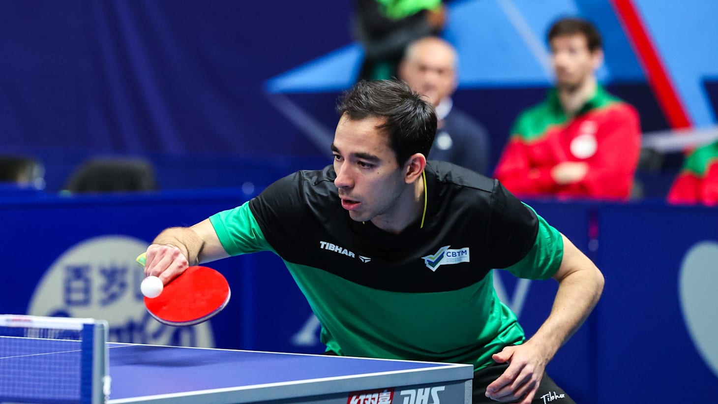 Hugo Calderano vence dois jogos e seleção brasileira masculina de tênis ...