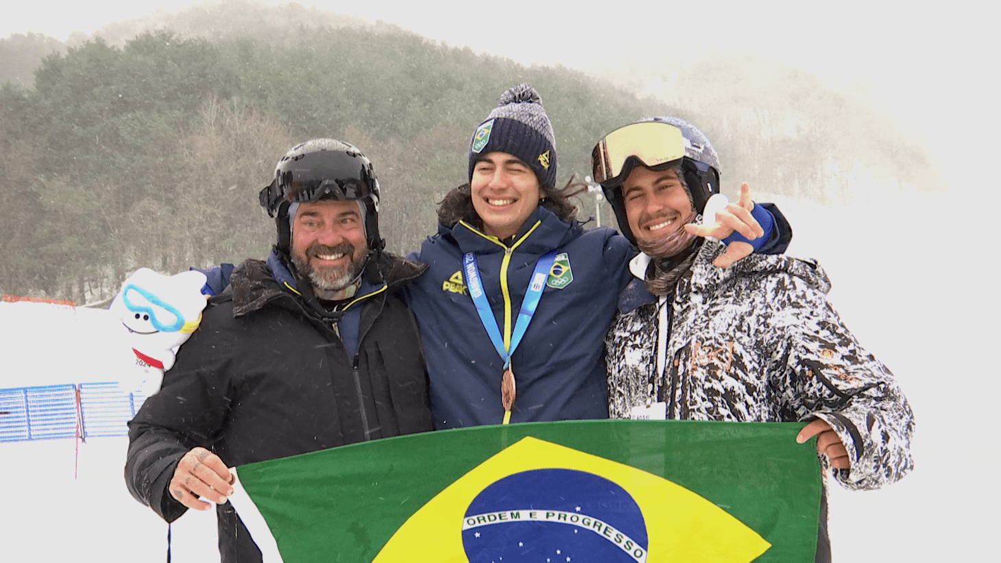 Zion Bethonico 'esquece' dores, celebra medalha inédita nos Jogos
