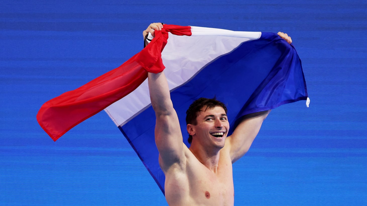 Maxime Grousset après sa victoire sur le 100 m papillon à Singapour