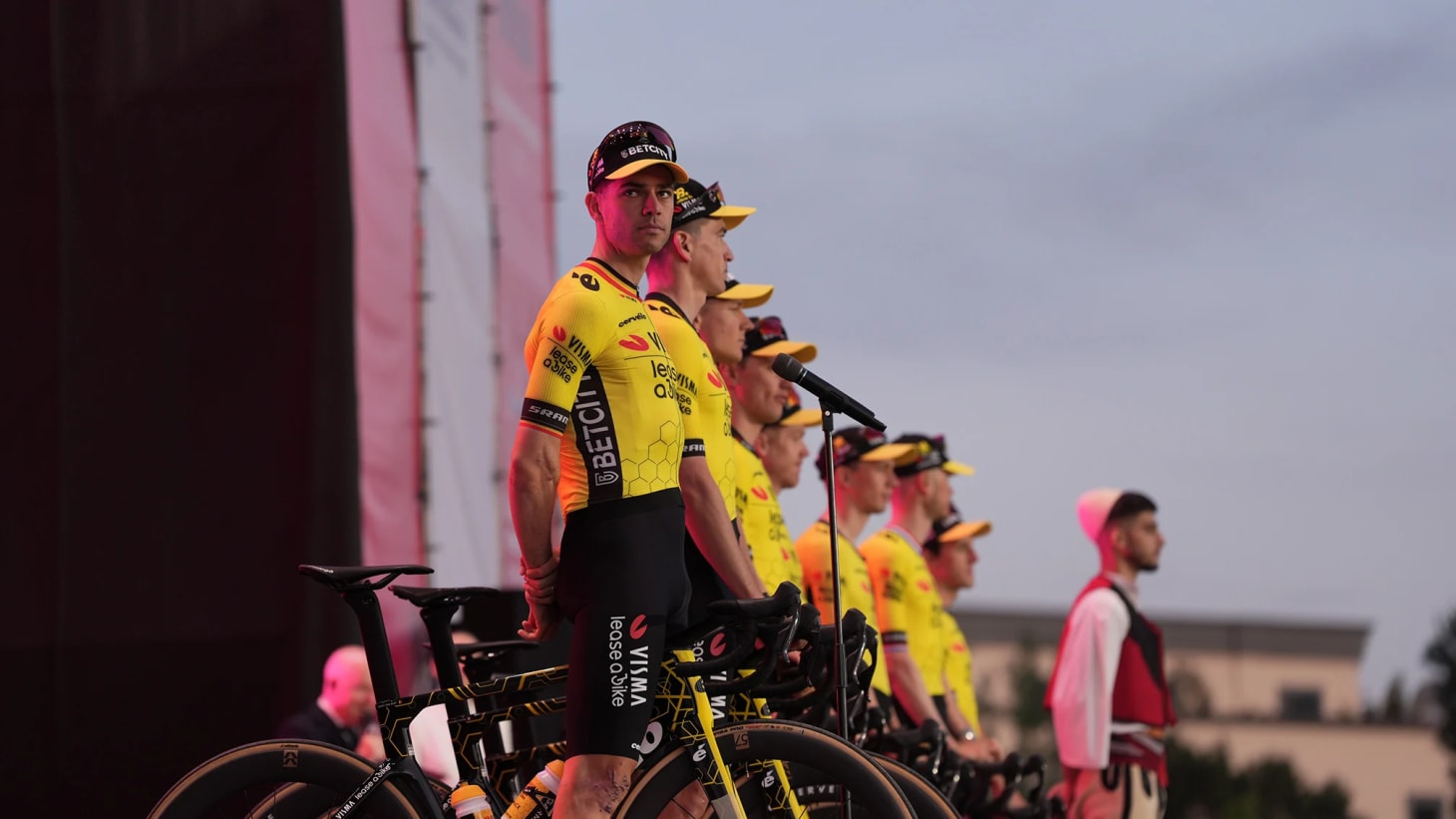 Wout van Aert e il Team Visma Lease a Bike al Giro d'Italia 2025