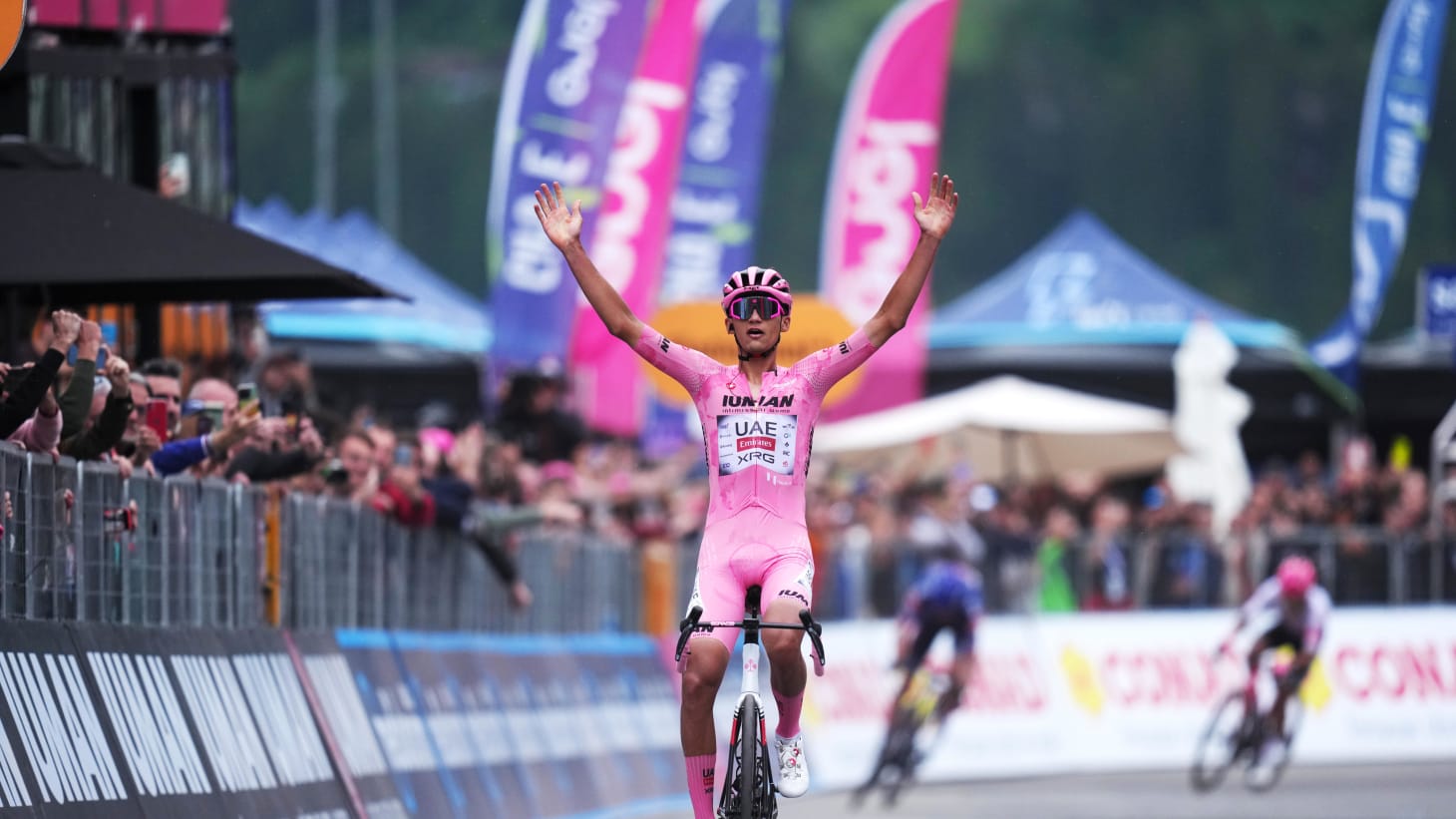 Isaac Del Toro all'arrivo di tappa 17 al Giro d'Italia 2025