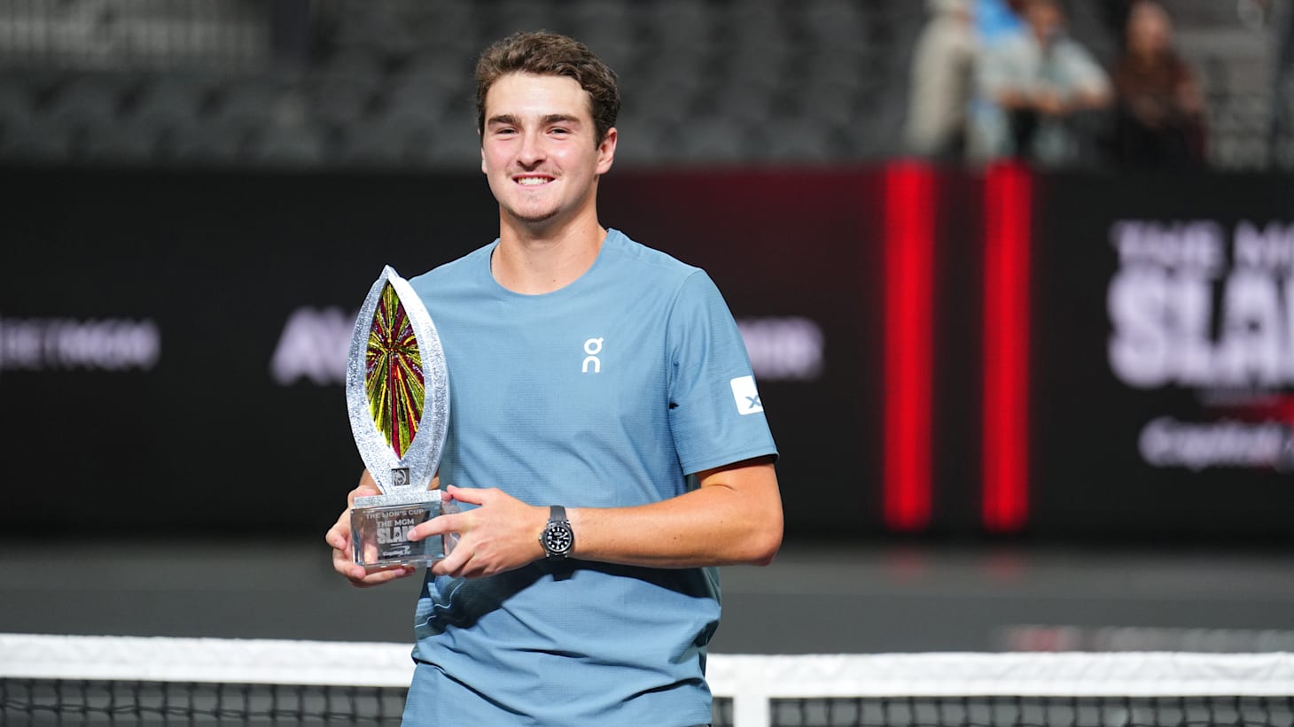 João Fonseca com o troféu do torneio-exibição MGM Slam Tênis 2026